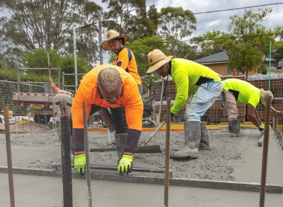 Diferencias entre resina epoxi y hormigón pulido para suelos industriales